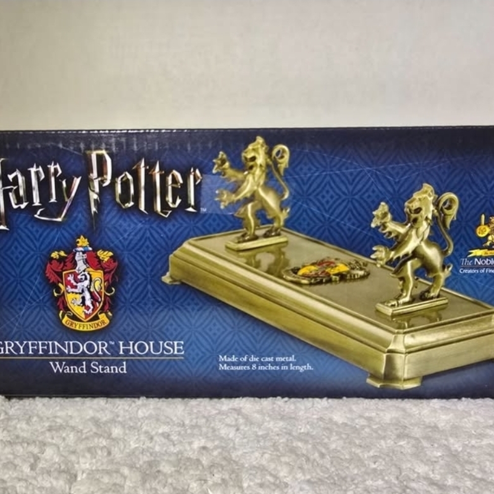 The Noble Collection Harry Potter Gryffindor House Wand Stand Lion Crest